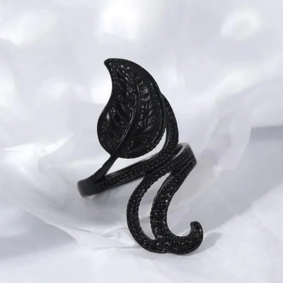 Elegant Black Leaf Ring - Picture 2 of 3